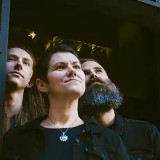 Hör dir Essential Machine an, schau dir Musikvideos an, lies die Biografie, finde Tourdaten und mehr!