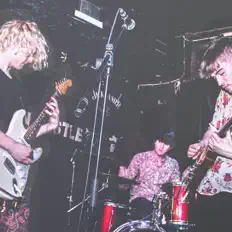 Motorway Lightsを聴いたり、ミュージックビデオを鑑賞したり、経歴やツアー日程などを確認したりしましょう！