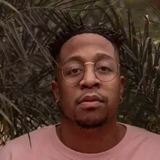 聆聽 ASH-MAR、觀看音樂影片、閱讀小傳、查看巡演日期等！