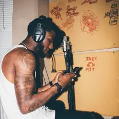 Poslechněte si interpreta V Woo, sledujte hudební videa, přečtěte si životopis, podívejte se na data turné a další informace.