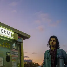 Poslechněte si interpreta Nicolás Molina, sledujte hudební videa, přečtěte si životopis, podívejte se na data turné a další informace.