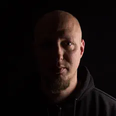 Poslechněte si interpreta One Pale Ghost, sledujte hudební videa, přečtěte si životopis, podívejte se na data turné a další informace.