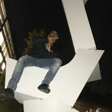 收听 AKA Ellio、观看音乐视频、阅读小传、查看巡演日期等 ！