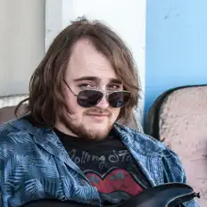 Ascolta Miles Grindey, guarda video musicali, leggi la biografia, vedi le date del tour & altro!