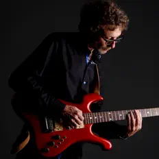 Escucha a Robert Wine, mira vídeos musicales, lee la biografía, consulta fechas de giras y mucho más.