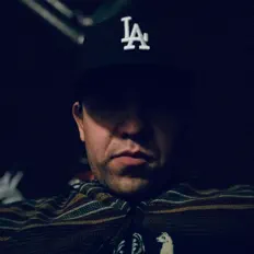 Hör dir EVI IRE an, schau dir Musikvideos an, lies die Biografie, finde Tourdaten und mehr!