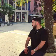 Escucha a Zwei Vier, mira vídeos musicales, lee la biografía, consulta fechas de giras y mucho más.