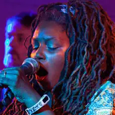 Dengarkan Brave New Girl, tonton video musik, baca bio, lihat tanggal tur & lainnya!