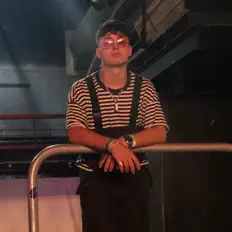 Posłuchaj wykonawcy 14BLUVE, obejrzyj teledyski, przeczytaj biografię, zobacz daty tras koncertowych i nie tylko!