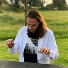 聆聽 Carlos D'Alejandro、觀看音樂影片、閱讀小傳、查看巡演日期等！