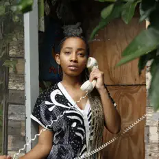 Poslechněte si interpreta L.E., sledujte hudební videa, přečtěte si životopis, podívejte se na data turné a další informace.