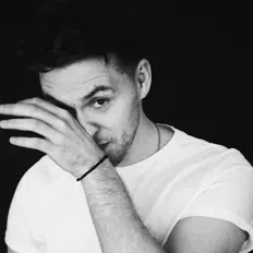 收听 VAYA、观看音乐视频、阅读小传、查看巡演日期等 ！