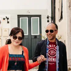 Always in Loveを聴いたり、ミュージックビデオを鑑賞したり、経歴やツアー日程などを確認したりしましょう！