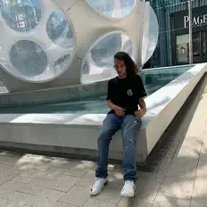 Young Rockを聴いたり、ミュージックビデオを鑑賞したり、経歴やツアー日程などを確認したりしましょう！