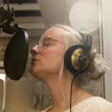 Sofi Gevを聴いたり、ミュージックビデオを鑑賞したり、経歴やツアー日程などを確認したりしましょう！