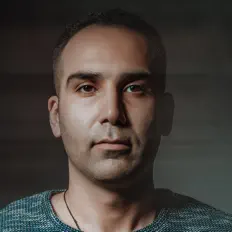 Farzin Salehiを聴いたり、ミュージックビデオを鑑賞したり、経歴やツアー日程などを確認したりしましょう！