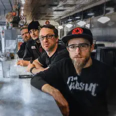 Dengarkan Bomb in a Briefcase, tonton video musik, baca bio, lihat tanggal tur & lainnya!