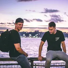 Ouve OffPeak, vê vídeos de música, lê a biografia, vê as datas da digressão e muito mais!