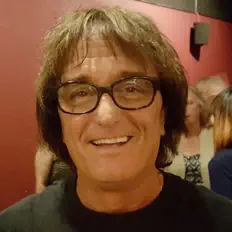 聆聽 Rich Spina、觀看音樂影片、閱讀小傳、查看巡演日期等！