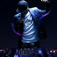 Ursenを聴いたり、ミュージックビデオを鑑賞したり、経歴やツアー日程などを確認したりしましょう！