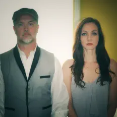 Écoutez True Swans, regardez des vidéoclips, lisez la biographie, consultez les dates de tournée et plus encore !