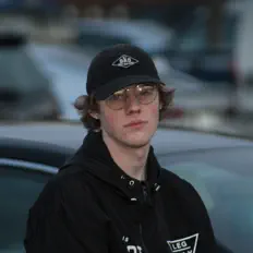 收听 AVNGR、观看音乐视频、阅读小传、查看巡演日期等 ！