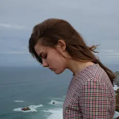 Грегальを聴いたり、ミュージックビデオを鑑賞したり、経歴やツアー日程などを確認したりしましょう！