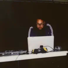 Poslechněte si interpreta shotbymondo, sledujte hudební videa, přečtěte si životopis, podívejte se na data turné a další informace.