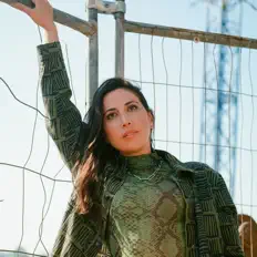 收听 Catcall、观看音乐视频、阅读小传、查看巡演日期等 ！