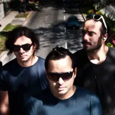 Pharmacyを聴いたり、ミュージックビデオを鑑賞したり、経歴やツアー日程などを確認したりしましょう！