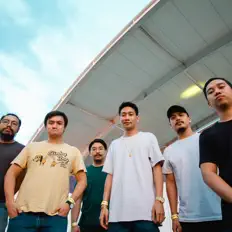 聆聽 Lions & Acrobats、觀看音樂影片、閱讀小傳、查看巡演日期等！