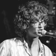 Écoutez star four, regardez des vidéoclips, lisez la biographie, consultez les dates de tournée et plus encore !