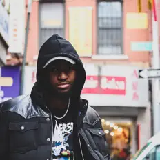 Poslechněte si interpreta JB, sledujte hudební videa, přečtěte si životopis, podívejte se na data turné a další informace.