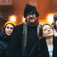 Poslechněte si interpreta Pet Shimmers, sledujte hudební videa, přečtěte si životopis, podívejte se na data turné a další informace.