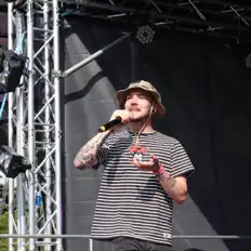 Ouve Cai Ham, vê vídeos de música, lê a biografia, vê as datas da digressão e muito mais!