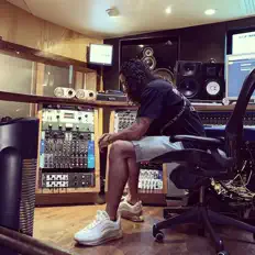 Tae Groove सुनें, म्यूज़िक वीडियो देखें, बायो पढ़ें, दौरे की तारीखें और बहुत कुछ देखें!