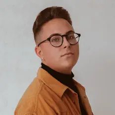 聆聽 Ethan Outram、觀看音樂影片、閱讀小傳、查看巡演日期等！