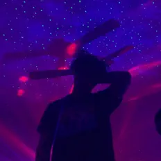 Hör dir Izso an, schau dir Musikvideos an, lies die Biografie, finde Tourdaten und mehr!