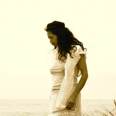 Ascolta Sophie & Ives, guarda video musicali, leggi la biografia, vedi le date del tour & altro!