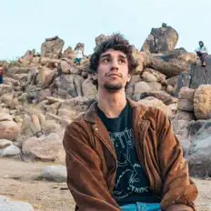 Escucha a Love James, mira videos musicales, lee su biografía, consulta las fechas de las gira y más.