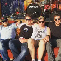 收听 SHAG、观看音乐视频、阅读小传、查看巡演日期等 ！