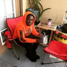 聆聽 803 $tickUp、觀看音樂影片、閱讀小傳、查看巡演日期等！