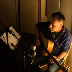 聆聽 Andrew Howie、觀看音樂影片、閱讀小傳、查看巡演日期等！