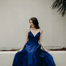 聆聽 Livviy、觀看音樂影片、閱讀小傳、查看巡演日期等！