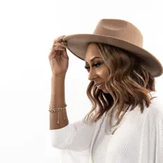 Phebe Jones dinle, müzik videolarını izle, biyografisini oku, tur tarihlerini ve daha fazlasını gör!