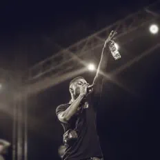 Ofosu Richpubを聴いたり、ミュージックビデオを鑑賞したり、経歴やツアー日程などを確認したりしましょう！