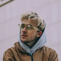 聆聽 Omar Alcaide、觀看音樂影片、閱讀小傳、查看巡演日期等！