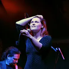 聆聽 Lila von Grau、觀看音樂影片、閱讀小傳、查看巡演日期等！