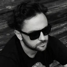 收听 Moojev、观看音乐视频、阅读小传、查看巡演日期等 ！