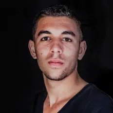 Ouve UZEF, vê vídeos de música, lê a biografia, vê as datas da digressão e muito mais!